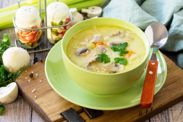 Cream soup with cream, chicken and mushrooms on a rustic-style k — Stock Photo, Image