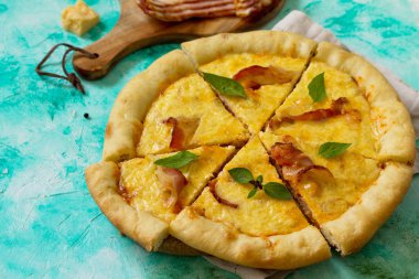 Restoran Menü kavramı, İtalyan yemeği. Ev yapımı Pizza Carbonara 