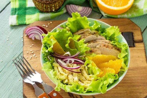 Диетическое меню. Здоровый салат с курицей, яичные блинчики, апельсин, гр — стоковое фото