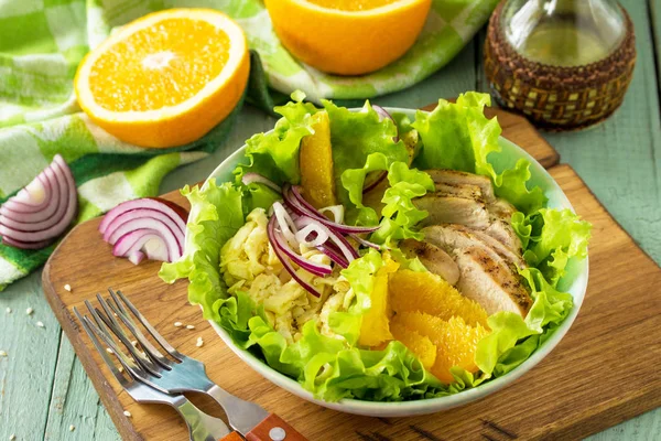 Menú de dieta. Ensalada saludable con pollo, tortitas de huevo, naranja, gre —  Fotos de Stock