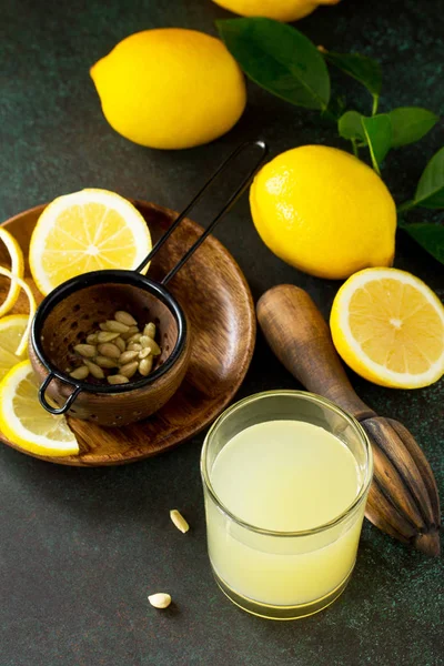 Hideg italt frissen facsart citromlevet és a friss citrom — Stock Fotó