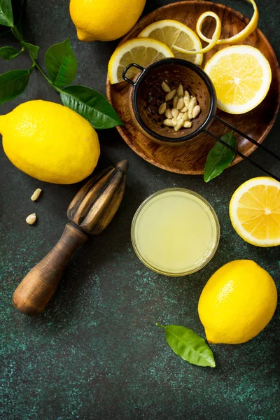 Bevanda fredda con succo di limone appena spremuto e limoni freschi su — Foto Stock