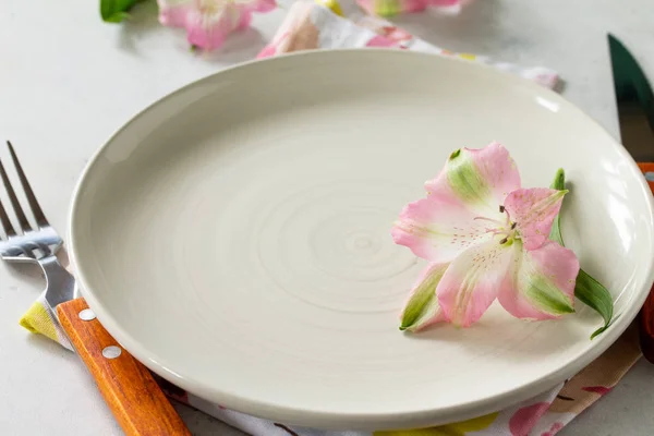 Cenário de mesa Primavera ou Dia das Mães. Prato, talheres e guardanapo — Fotografia de Stock