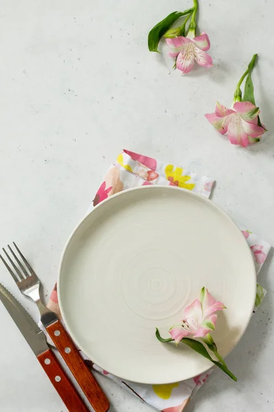 Cenário de mesa Primavera ou Dia das Mães. Prato, talheres e guardanapo — Fotografia de Stock