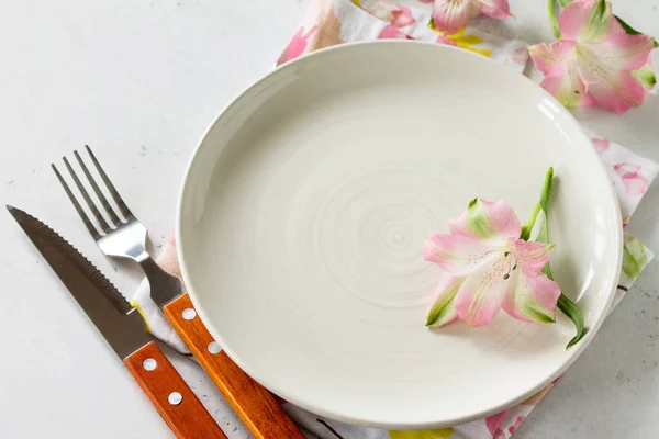Spring or Mother's Day table setting. Plate, cutlery and napkin — Stock Photo, Image