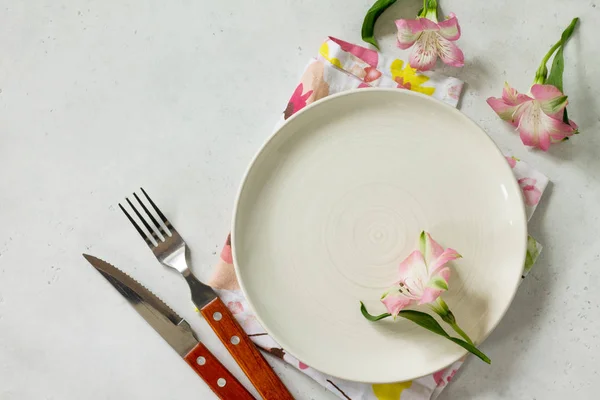 Cenário de mesa Primavera ou Dia das Mães. Prato, talheres e guardanapo — Fotografia de Stock
