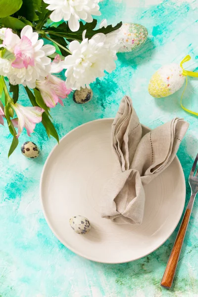 Tatil günleri Paskalya bahar çiçekleri ile ayar masa. Üstten Görünüm düz — Stok fotoğraf