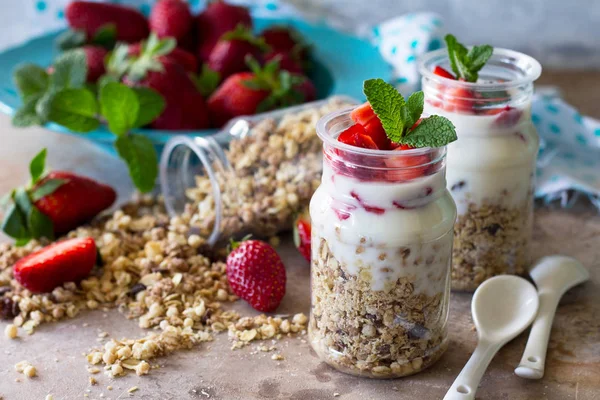 Verão caseiro pequeno-almoço saudável. Iogurte grego com granola, pi — Fotografia de Stock