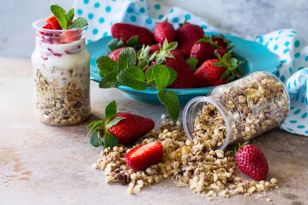 Verão caseiro pequeno-almoço saudável. Iogurte grego com granola, pi — Fotografia de Stock