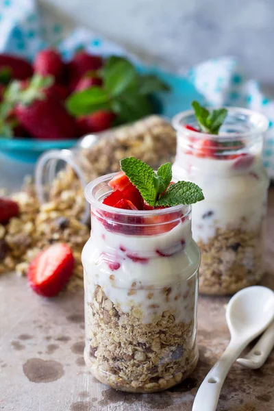 Verão caseiro pequeno-almoço saudável. Iogurte grego com granola, pi — Fotografia de Stock