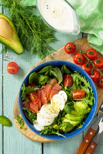 Menú de dieta, comida vegana. Ensalada saludable con rúcula, Tomates, Sal —  Fotos de Stock