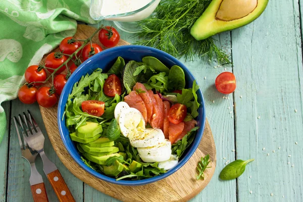 Menú de dieta, comida vegana. Ensalada saludable con rúcula, Tomates, Sal —  Fotos de Stock