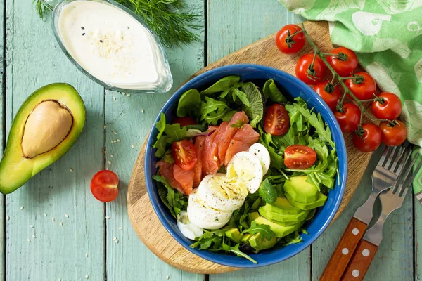 Dieta menu, wegańskie jedzenie. Zdrowa Sałatka z rukolą, pomidory, Sal — Zdjęcie stockowe