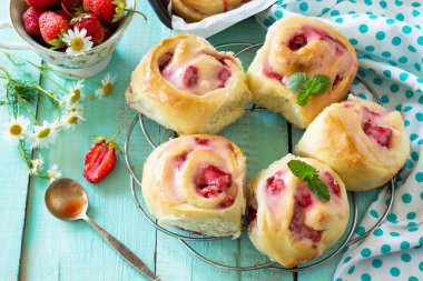 Taze ev yapımı Rolls çörekler ile çilek krem peynir ile g