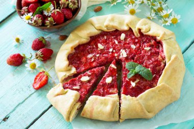 Beyaz üzerinde somun krem ile taze ev yapımı çilek galette 