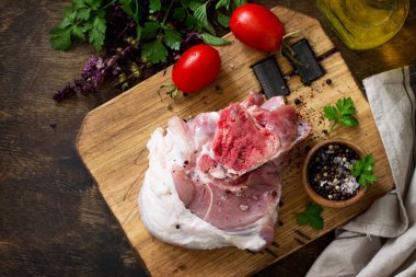 Taze çiğ et. Zeytin yağı ile Çiğ domuz eti biftek, domates ve