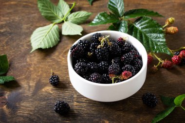 Mutfak ahşap masada çilek olgun böğürtlen.