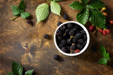 Mutfak ahşap masada çilek olgun böğürtlen. Üst görünüm düz