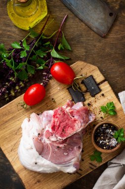 Taze çiğ et. Zeytin yağı ile Çiğ domuz eti biftek, domates ve