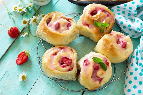 Fresh Homemade Rolls Buns with strawberry with Cream Cheese in g — Stock Photo, Image