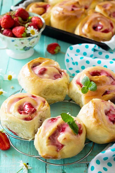 Fresh Homemade Rolls Buns with strawberry with Cream Cheese in g — Stock Photo, Image