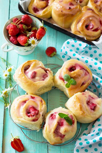 Fresh Homemade Rolls Buns with strawberry with Cream Cheese in g — Stock Photo, Image