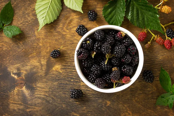 Berries ripe blackberries on kitchen wooden table. Top view flat — Stock Photo, Image