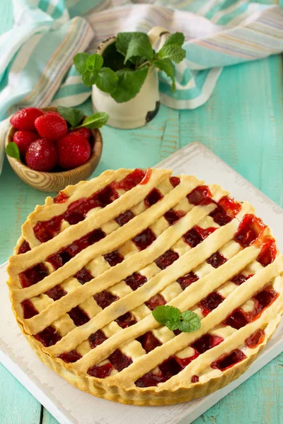 Torta di frutti di bosco estiva. Torta dolce, crostata con fragole fresche di frutti di bosco . — Foto Stock