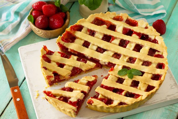 Bessen taart zomer. Zoete taart, taart met verse bessen aardbeien. — Stockfoto