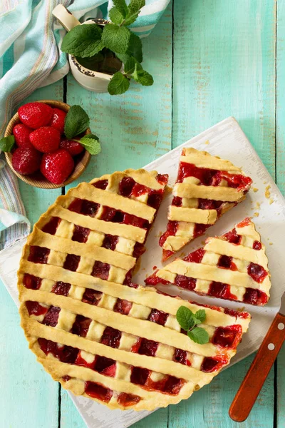 Лето ягодного пирога. Сладкий пирог со свежей клубникой . — стоковое фото