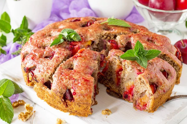 Смачний десертний сливовий пиріг, солодкий смачний святковий сливовий торт w — стокове фото
