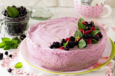 Beyaz üzerinde siyah frenk üzümü krem, Souffle ve bisküvi ile kek 