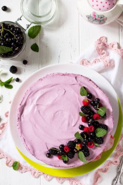 Beyaz üzerinde siyah frenk üzümü krem, Souffle ve bisküvi ile kek 