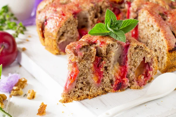 Delicious dessert plum pie close-up, sweet delicious holiday plu — Stock Photo, Image