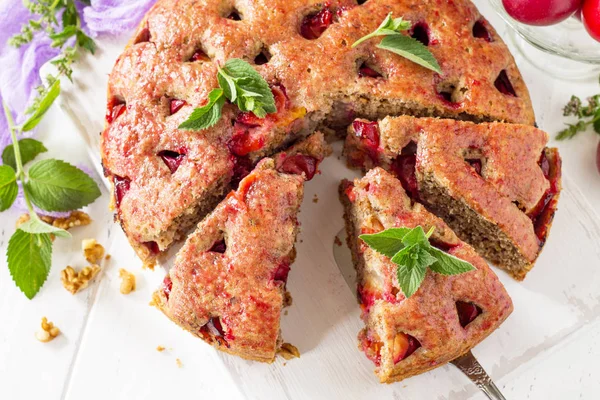 Delicious dessert plum pie, sweet delicious holiday plums cake w — Stock Photo, Image