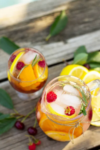 Bebida refrescante casera. Sangria de vino o ponche con frutas en —  Fotos de Stock