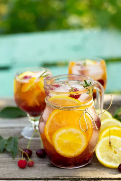 Homemade refreshing drink. Wine sangria or punch with fruits in — Stock Photo, Image