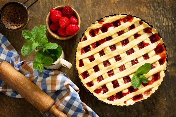 Лето ягодного пирога. Сладкий пирог со свежей клубникой — стоковое фото