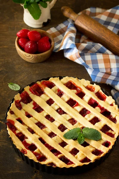 Pastel de bayas de verano. Tarta dulce, tarta con fresas frescas — Foto de Stock