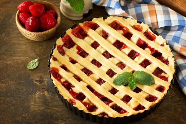 Beerenkuchensommer. süße Torte, herb mit frischen Erdbeeren — Stockfoto