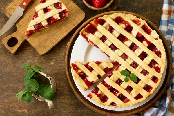 Beerenkuchensommer. süße Torte, herb mit frischen Erdbeeren — Stockfoto