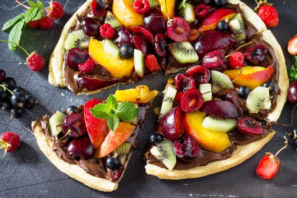 Postre de vitaminas. Delicioso ingenio casero de pizza de frutas de verano —  Fotos de Stock