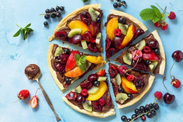 Витаминный десерт. Вкусная домашняя пицца с фруктовыми ягодами — стоковое фото
