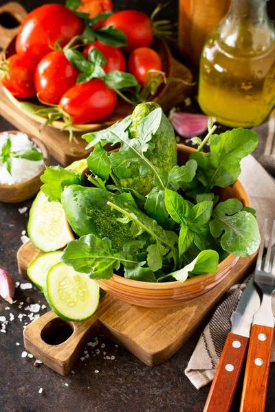 Gezond eten: verse groenten op een stenen tafel. Verse tomaten, — Stockfoto