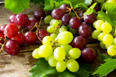 Rustik ahşap masada üzüm karıştırın. Beslenme kavramı iyileşmek