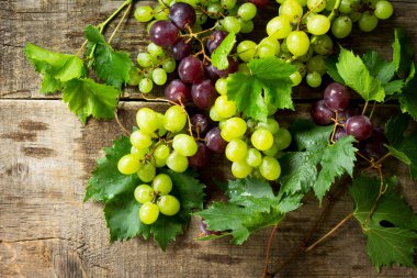 Rustik ahşap masada üzüm karıştırın. Beslenme kavramı iyileşmek