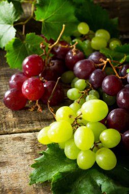 Rustik ahşap masada üzüm karıştırın. Beslenme kavramı iyileşmek