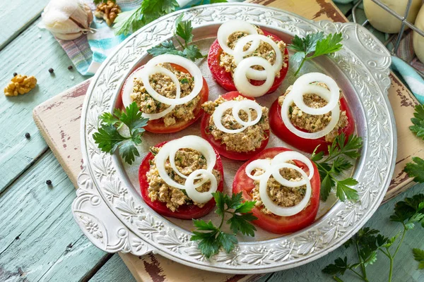 格鲁吉亚美食。新鲜自制西红柿和核桃香菜 — 图库照片