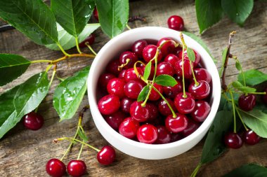 Berry Cherry tahta bir masaüzerinde rustik. Doğal detoks, meyve dess