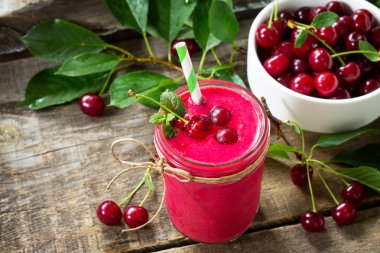 Kiraz meyve Yoğurt smoothie veya bir woo cam kavanozda süt sallamak